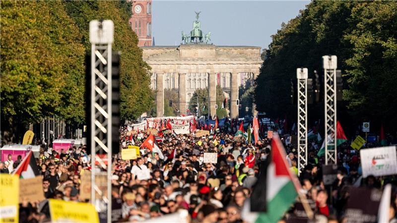 Mehr als 100.000 Menschen haben nach Schätzung der Veranstalter am Gaza-Protest teilgenommen. Die Polizei nannte etwas niedrigere Zahlen.