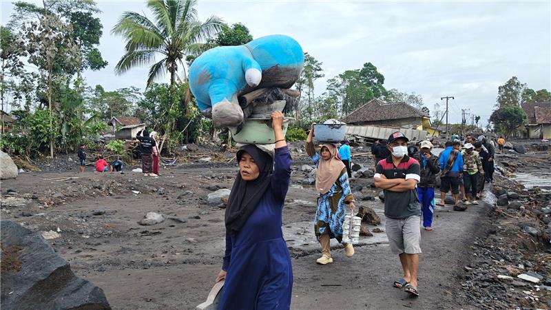 Vulkan Semeru ausgebrochen - Verletzte und schwere Schäden Mehr als 1.100 Menschen sind auf der Flucht.