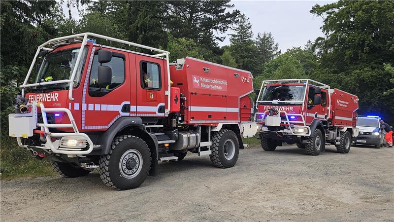 Waldbrand bei Goslar: Feuer unter Kontrolle Mehr als 150 Einsatzkräfte löschen gemeinsam den brennenden Wald: Auch der Katastrophenschutz ist alarmiert.