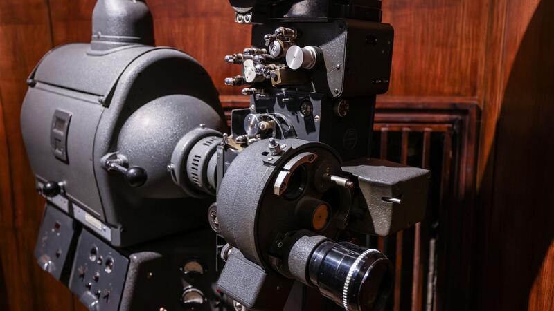 Mehr als 180 Prüferinnen und Prüfer nehmen für die FSK neue Filme unter die Lupe, fast alle ehrenamtlich. (Symbolbild)