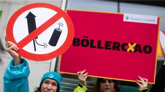 Mehr als 1,9 Millionen Menschen haben die beiden Petitionen unterschrieben.