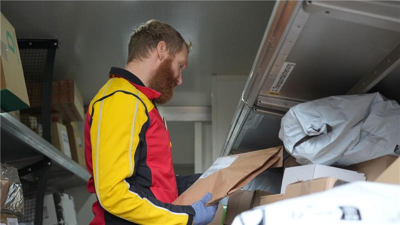 Mehr als 200 Pakete fährt der Paketbote täglich in der Weihnachtszeit aus. 