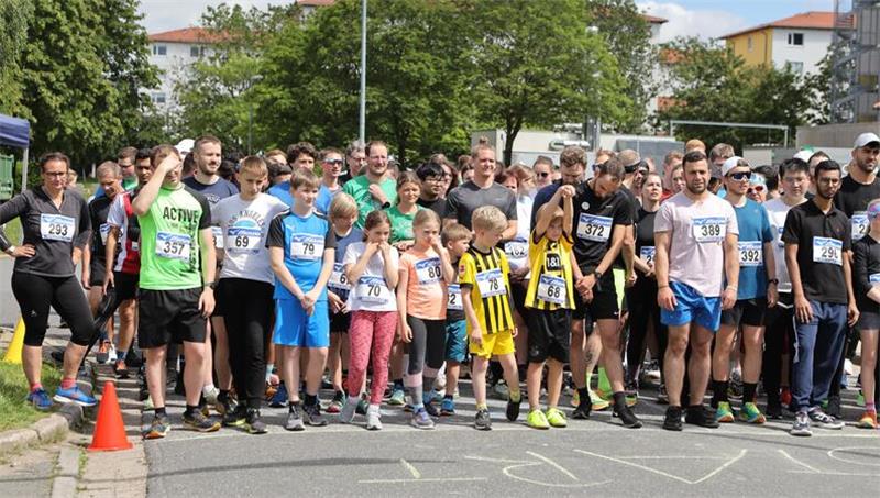 TU Clausthal feiert beim Campuslauf erstmals auch ein Campusfest Mehr als 200 Teilnehmer gehen beim Campuslauf in den verschiedenen Altersklassen an der Start. Mit der Startnummer 293 geht TU-Präsidentin Dr. Sylvia Schattauer ins Rennen (ganz links).