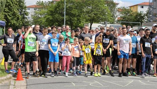 Mehr als 200 Teilnehmer gehen beim Campuslauf in den verschiedenen Altersklassen an der Start. Mit der Startnummer 293 geht TU-Präsidentin Dr. Sylvia Schattauer ins Rennen (ganz links).
