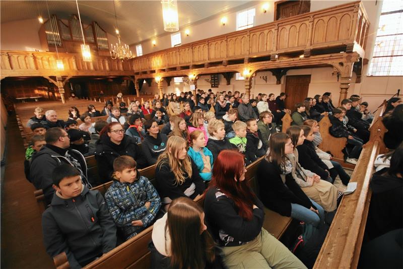 Geständnisse der Schladener Werla-Schüler auf dem Schuldstein Mehr als 200 Werla-Schüler nehmen an insgesamt zwei Gottesdiensten zum Buß- und Bettag in der Schladener Kirche teil. Foto: Gereke