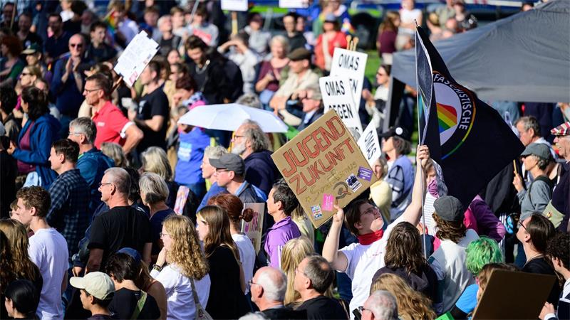 Mehr als 2.000 Menschen protestierten laut Polizei gegen die AfD.