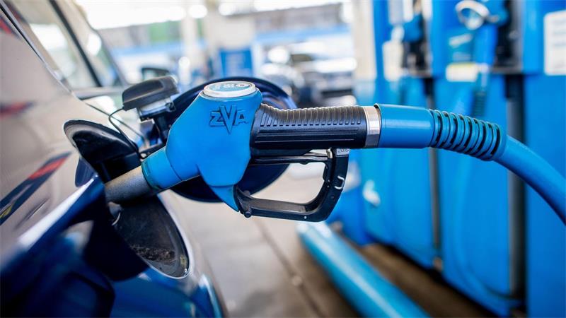 Mehr als 30 Cent sind Diesel und Benzin im Schnitt in Niedersachsen zuletzt teurer an Autobahntankstellen als an Straßentankstellen gewesen. (Archivbild)