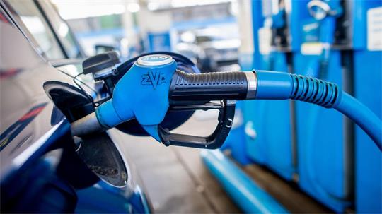 Mehr als 30 Cent sind Diesel und Benzin im Schnitt in Niedersachsen zuletzt teurer an Autobahntankstellen als an Straßentankstellen gewesen. (Archivbild)