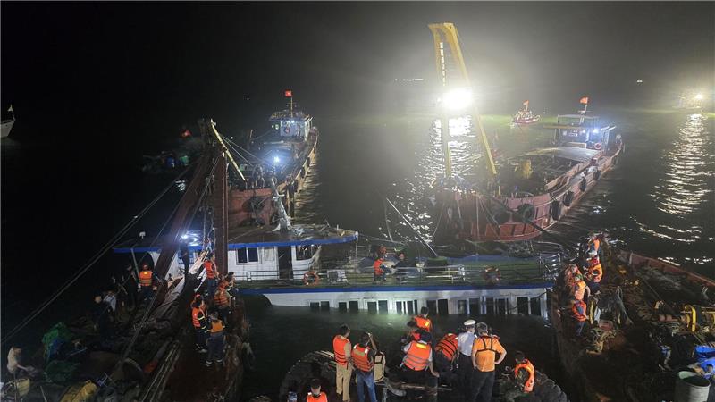 Nach Bootsunglück in Vietnam steigt Opferzahl auf 38 Mehr als 30 Schiffe waren an der Bergungsaktion beteiligt.