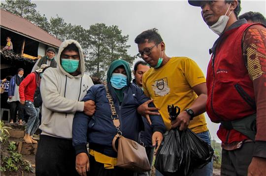 Mehr als 30 Teams mit insgesamt 300 Rettungskräften sind auf dem Marapi im Einsatz.