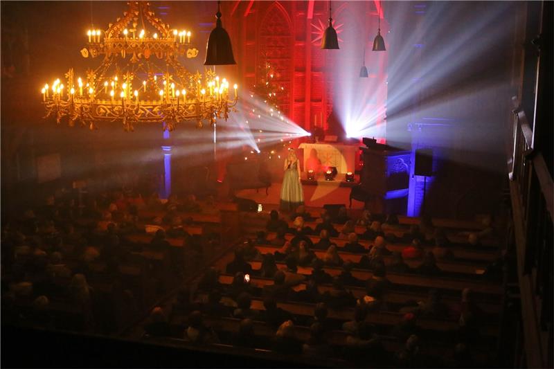 Braunlagerin Maike Switzer sorgt für volle Kirche Mehr als 300 Besucher verfolgen in der Trinitatiskirche das Konzert mit Maike Switzer und ihren Freunden. Foto: Jung