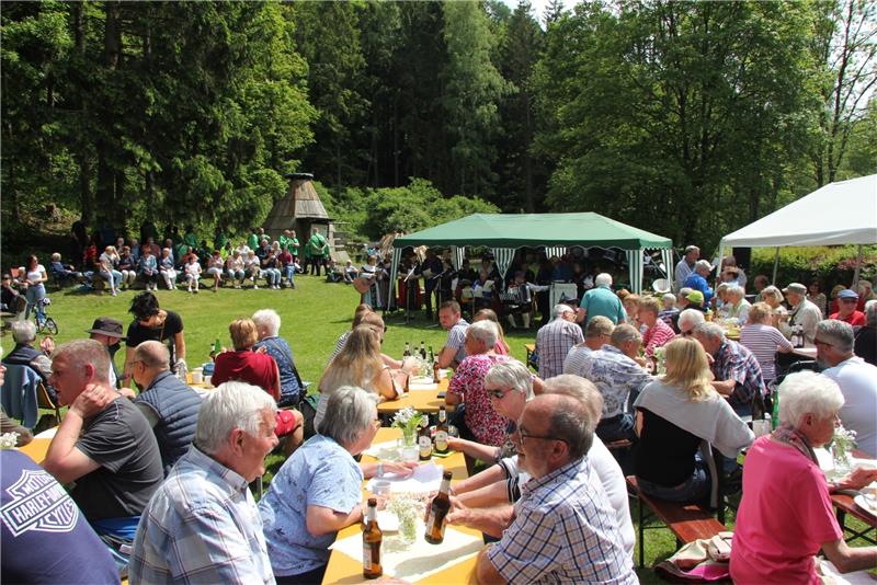 Trachten, Sonnenschein und vergessene Farbfilme Mehr als 300 Gäste feiern am Pfingstmontag an der Wolfshäger Schäderbaude und nehmen begeistert am Festprogramm teil. Foto: Hohaus