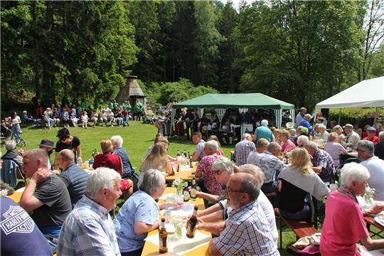 Mehr als 300 Gäste feiern am Pfingstmontag an der Wolfshäger Schäderbaude und nehmen begeistert am Festprogramm teil. Foto: Hohaus