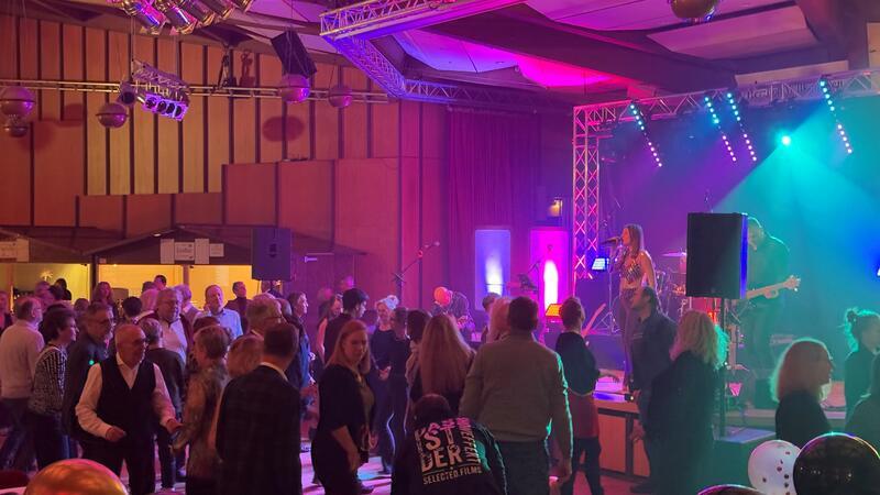 Braunlager feiern den Jahreswechsel auf vielen Partys Mehr als 300 Gäste feiern im Kurgastzentrum in Braunlage eine fröhliche Silvesterparty,
