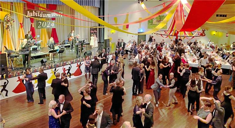 Andreasberger Tanzsportclub feiert 50. Geburtstag Mehr als 300 Gäste kommen zum 46. Winterball des Tanzsportclubs Rot-Gold St. Andreasberg ins Kurhaus. Foto: Stille-Bouet