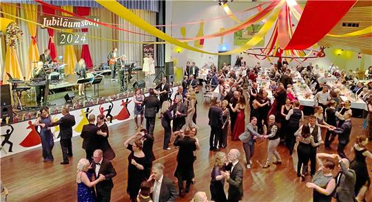 Mehr als 300 Gäste kommen zum 46. Winterball des Tanzsportclubs Rot-Gold St. Andreasberg ins Kurhaus. Foto: Stille-Bouet