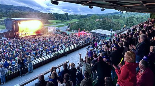 Mehr als 3000 Besucher erleben das Bosse-Konzert auf der Rennbahn.