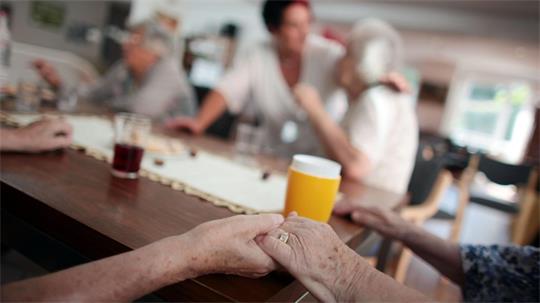 Mehr als 3.000 Euro zahlen Pflegeheimbewohner im Schnitt im ersten Jahr der Heimunterbringung. 