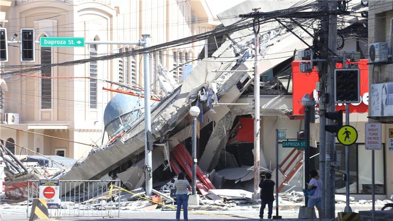 Mehr als 3.000 Gebäude sind offiziellen Angaben zufolge beschädigt oder zerstört worden. 