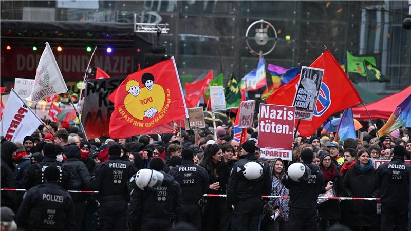 Proteste gegen Höcke-Reden in NRW - Machtkampf in der AfD Mehr als 3.000 Menschen haben sich laut Polizei an den Protesten gegen Höcke in Dortmund beteiligt.