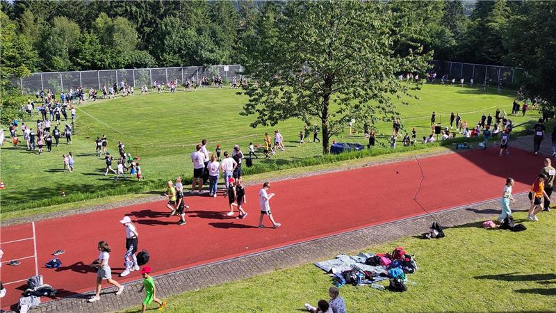 Oberharzer Schüler erlaufen 5500 Euro für Kinder in Nepal Mehr als 32.000 Runden sammeln die Sportler im Laufe des Tages an.