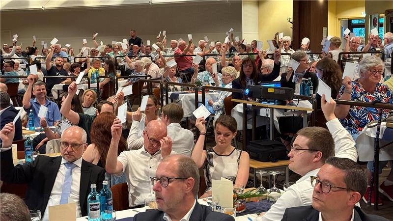 So viel Dividende zahlt die Volksbank Braunlage ihren Mitgliedern Mehr als 350 Mitglieder kommen zur Generalversammlung der Volksbank Braunlage ins Kurgastzentrum und stimmen unter anderem über die Verwendung des Gewinns ab.