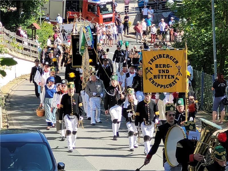 500 Jahre Bergfreiheit: So feiert St. Andreasberg Mehr als 40 Gruppen aus mehreren Bundesländern beteiligen sich an der Bergparade anlässlich 500 Jahren Bergfreiheit. Hunderte Schaulustige betrachten das Spektakel an den Straßenrändern. Polizei, Feuerwehr und Bergwacht sichern ab. Fotos: Exner