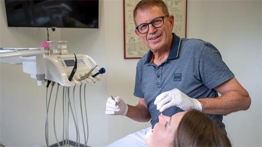 Dr. Johannes-Josef Engelke an seinem Behandlungsstuhl.