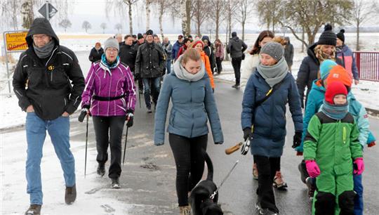 Mehr als 40 Teilnehmer gebeben sich beim Neujahrswalk auf die Wanderstrecke durch den Dörntener Mittelwald.
