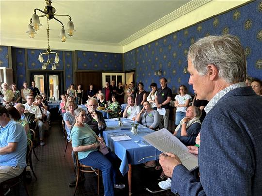 Mehr als 50 Besucher begrüßt Johannes Barner zur Eröffnung der Kunstausstellung „Ornament und Materie“ im Sanatorium, das sich mit einer Fotoausstellung beteiligt. Foto: Eggers