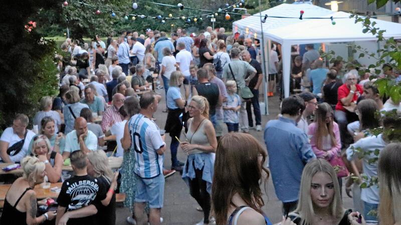 Mehr als 500 Besucher strömen über den Abend verteilt zum Sommerfest ins Stadtbad Hornburg.