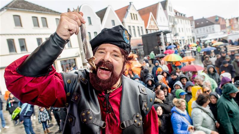 Lätare-Spende in Verden: Hunderte Brote und Heringe verteilt Mehr als 500 Brote und etwa 1.600 Heringe sind bei der traditionellen Lätare-Spende in Verden verteilt worden.