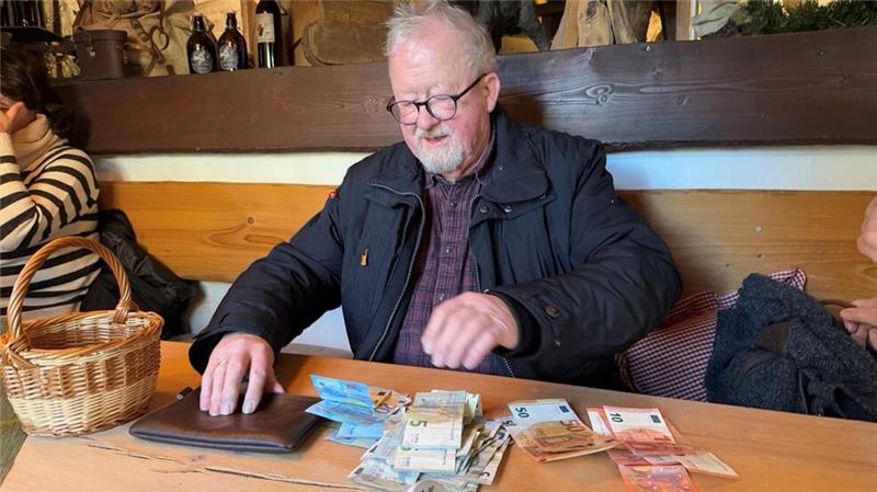 Braunlage: Kommunalpolitiker verkaufen 2000 GZ-Schweinchen im Nu Mehr als 500 Euro: Robert Hansmann von der SPD hat zusammen mit seinen Fraktionskollegen Jan Preisel und Karsten Torkler 300 Glücksschweinchen verkauft und zählt die Einnahmen für den guten Zweck.