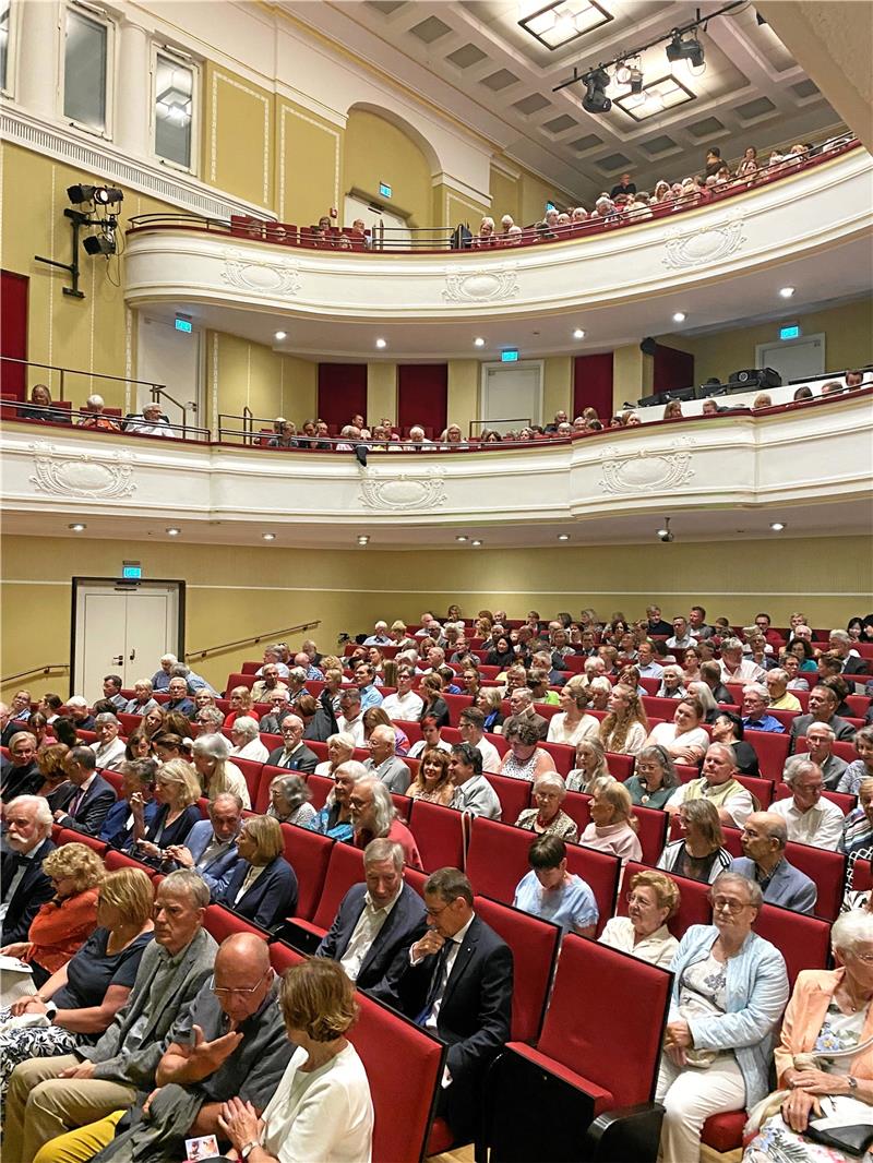 Capucon macht Auftakt der Harzburger Musiktage zur Sternstunde Mehr als 500 Zuhörer sitzen im Parkett (Foto) und auf den Rängen des Lessingtheaters in Wolfenbüttel und verfolgen den Auftakt der Harzburger Musiktage.