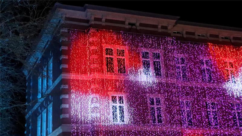 Der Lichterzauber endet: Eisbahn erweist sich als Besuchermagnet Mehr als 50.000 LED lassen Bilder über die Fassade des Jacobson-Hauses fliegen.