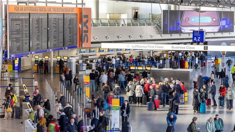 Mehr als 500.000 Flugpassagiere können ihre Reisen am Montag nicht wie geplant antreten.