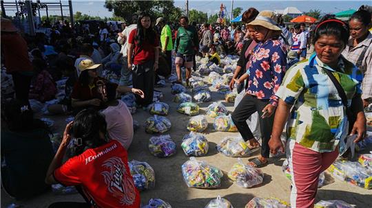 Mehr als 500.000 Personen auf beiden Seiten des Grenzkonflikts wurden durch die Gefechte in die Flucht gedrängt. Hier warten Evakuierte in der Provinzstadt Banteay Menchey in Kambodscha auf eine Spende von einer lokalen Wohltätigkeitsorganisation.