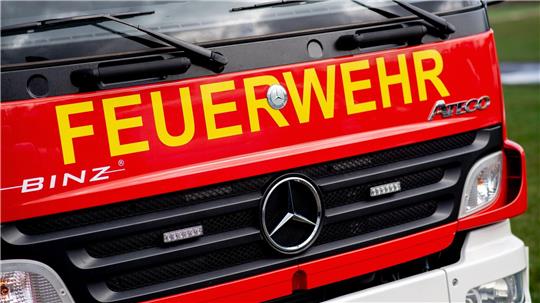 Mehr als 60 Feuerwehrleute waren über Stunden im Einsatz, um das Feuer zu bekämpfen. (Symbolbild)