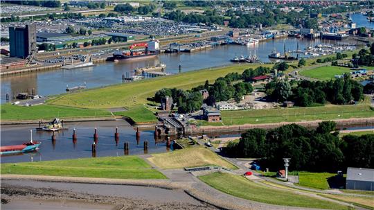 Mehr als 60 Millionen Euro investiert das Land Niedersachsen zusätzlich in den Emder Hafen. (Archivbild)