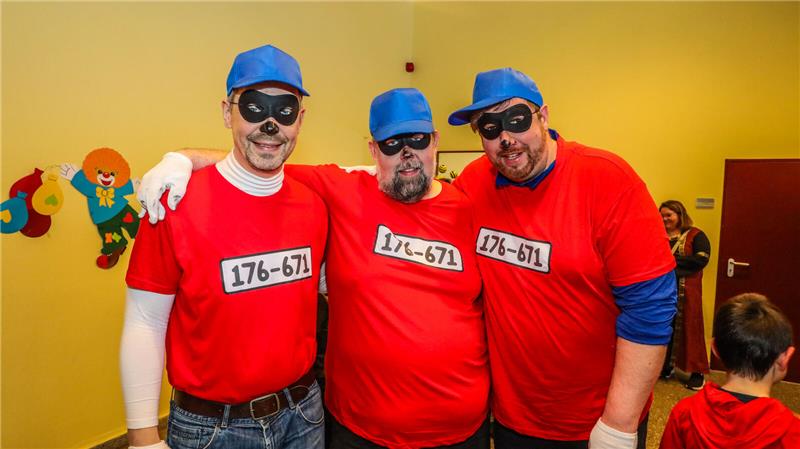 Mehr als 600 Kinder und ihre Eltern feiern Karneval auf Einladung des Jugendring...