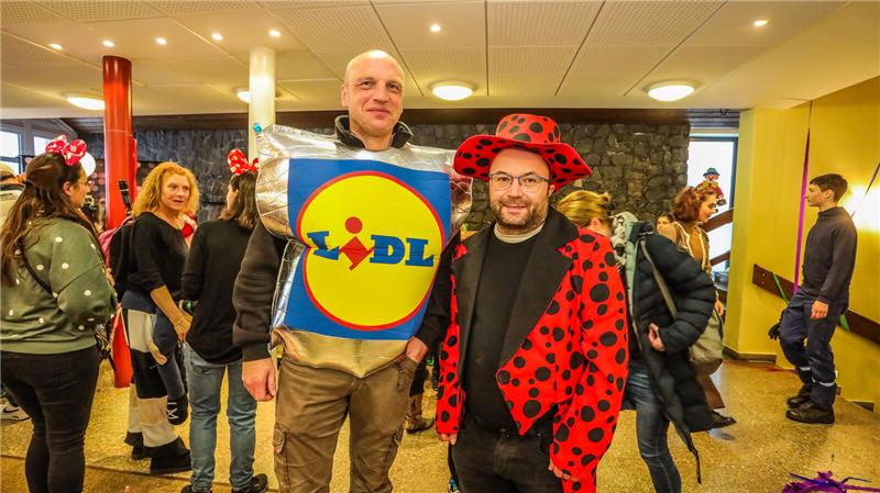 Mehr als 600 Kinder und ihre Eltern feiern Karneval auf Einladung des Jugendring...