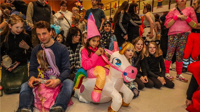 Mehr als 600 Kinder und ihre Eltern feiern Karneval auf Einladung des Jugendring...