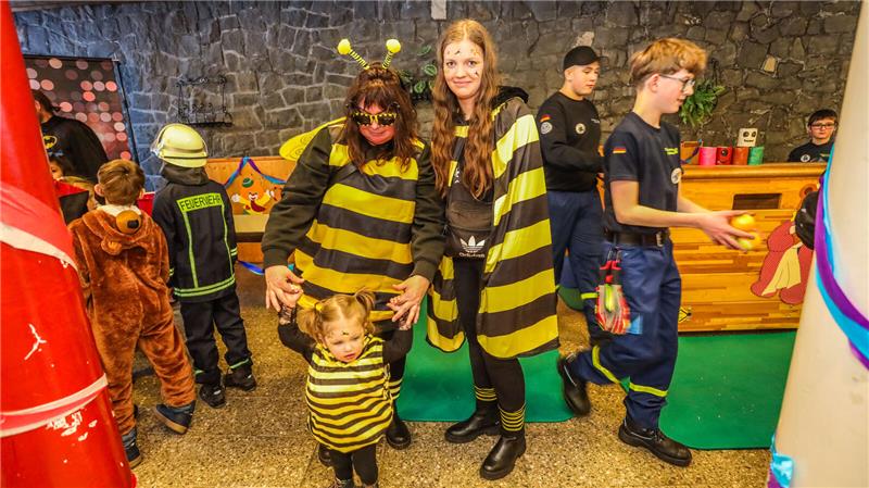 Mehr als 600 Kinder und ihre Eltern feiern Karneval auf Einladung des Jugendring...