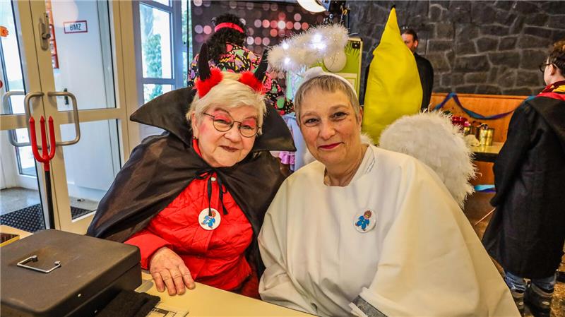 Mehr als 600 Kinder und ihre Eltern feiern Karneval auf Einladung des Jugendring...