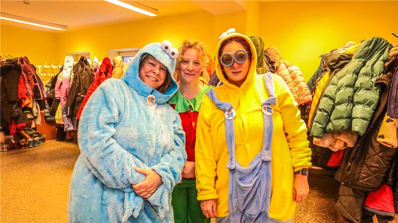 Mehr als 600 Kinder und ihre Eltern feiern Karneval auf Einladung des Jugendring...
