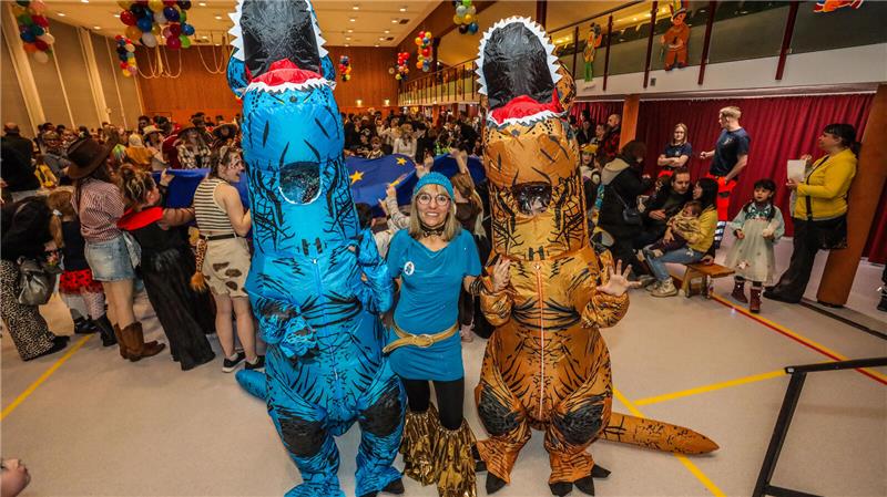Mehr als 600 Kinder und ihre Eltern feiern Karneval auf Einladung des Jugendring...