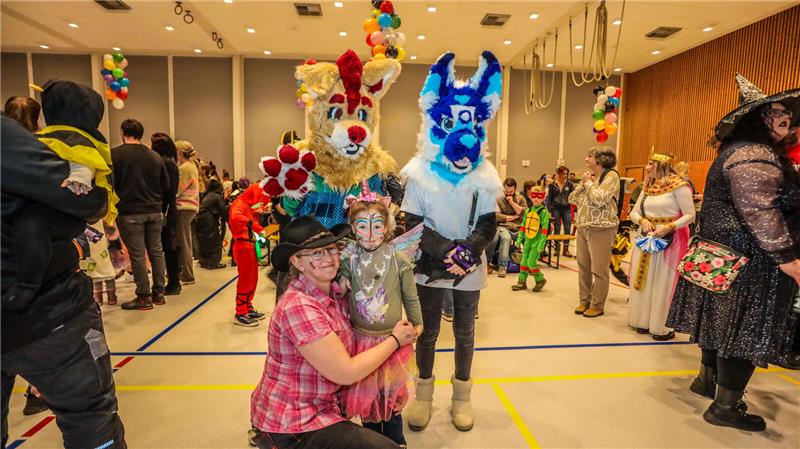 Mehr als 600 Kinder und ihre Eltern feiern Karneval auf Einladung des Jugendring...