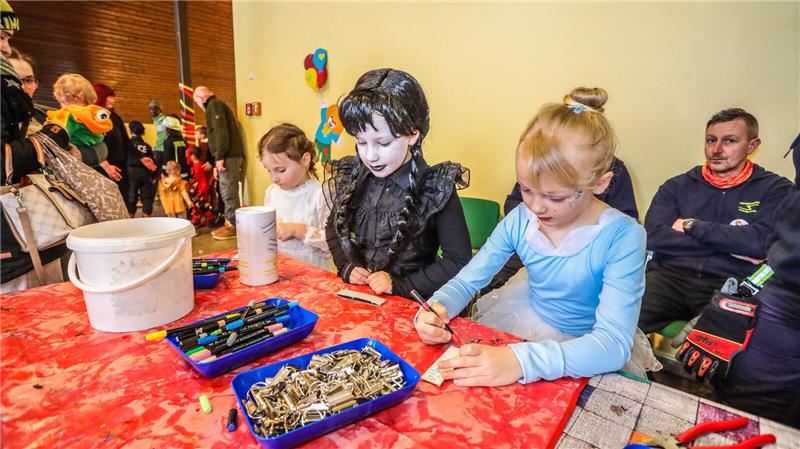 Mehr als 600 Kinder und ihre Eltern feiern Karneval auf Einladung des Jugendring...