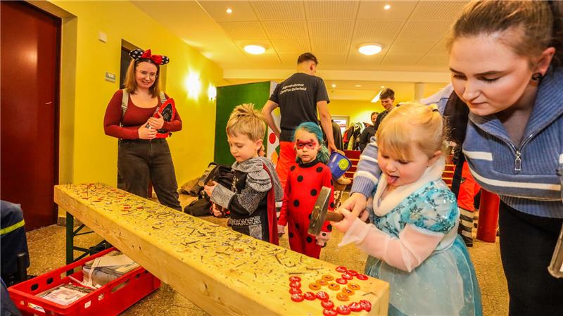Mehr als 600 Kinder und ihre Eltern feiern Karneval auf Einladung des Jugendring...