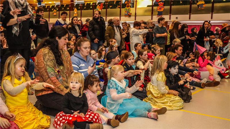 Mehr als 600 Kinder und ihre Eltern feiern Karneval auf Einladung des Jugendring...
